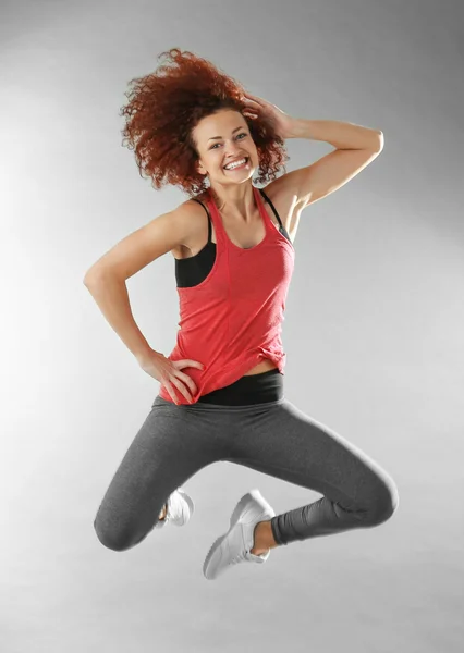 Mulher atraente fazendo exercícios — Fotografia de Stock
