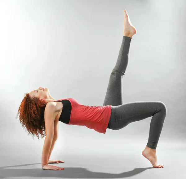 Mujer atractiva haciendo ejercicios —  Fotos de Stock