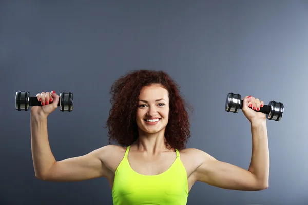 Mujer atractiva ejercitando — Foto de Stock