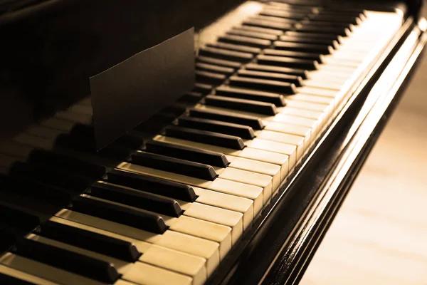 Schwarze und weiße Klaviertasten — Stockfoto