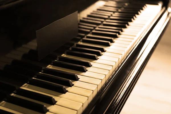 Tasti per pianoforte in bianco e nero — Foto Stock