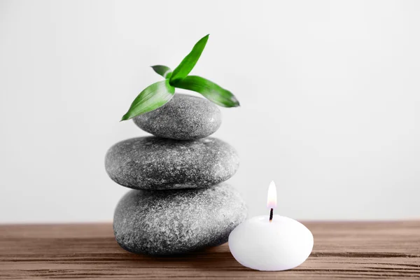 Šedá wellness kameny s svíčka — Stock fotografie