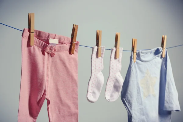 Babykläder hänger på rep — Stockfoto