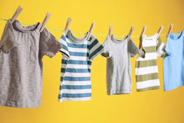 Babykläder hänger på rep — Stockfoto