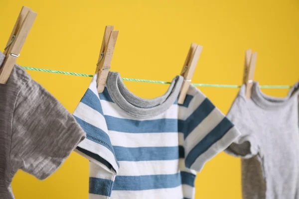 Vêtements de bébé suspendus à la corde — Photo