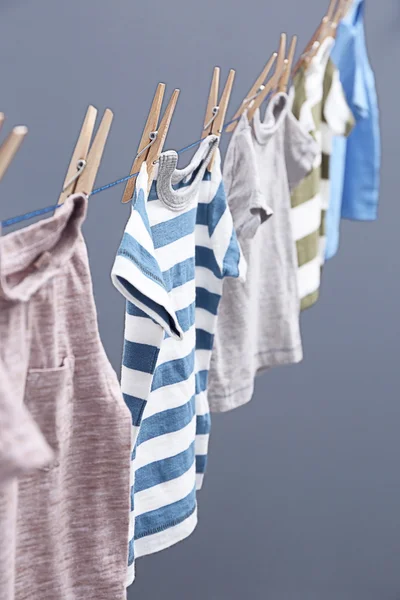 Vêtements de bébé suspendus à la corde — Photo