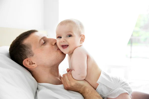 Отец целует ребенка — стоковое фото