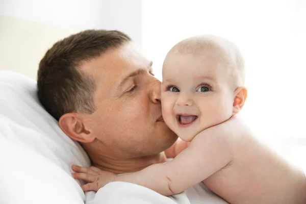 Padre besando bebé — Foto de Stock