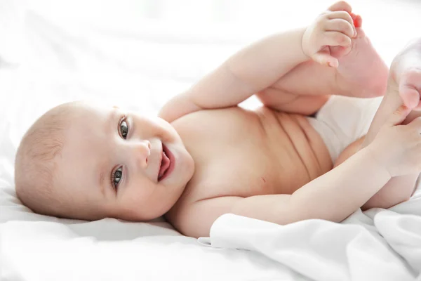 Lachende schattige baby — Stockfoto