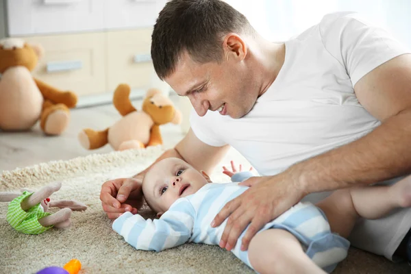 Bebê com pai no chão — Fotografia de Stock