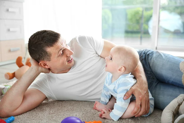 Baby med far på golvet — Stockfoto