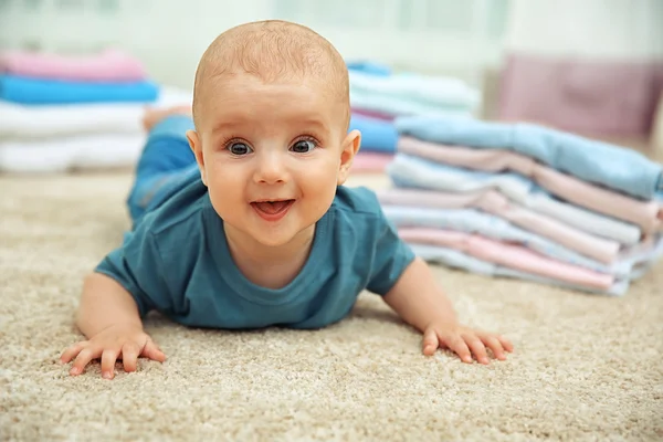 Souriant adorable bébé — Photo