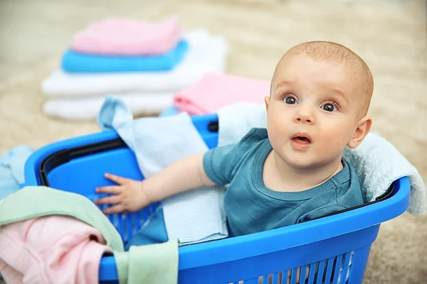 Sonriente adorable bebé con ropa — Foto de Stock