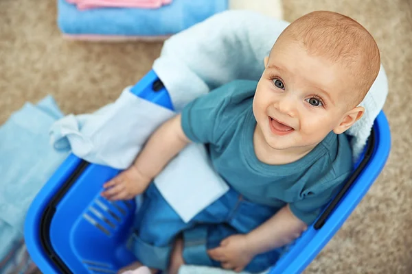 Lachende schattig baby met kleding — Stockfoto