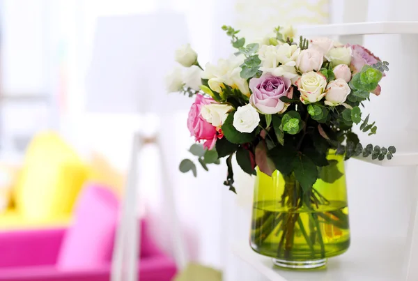 Прекрасный букет разноцветных роз — стоковое фото