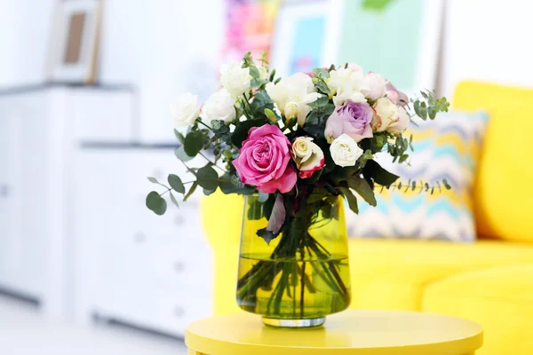 Гарний букет з різнокольорових троянд — стокове фото