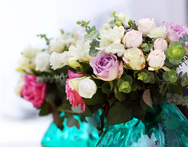 Krásná kytice barevných růží — Stock fotografie