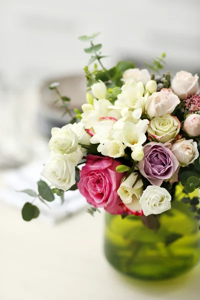 Mooi boeket kleurrijke rozen — Stockfoto