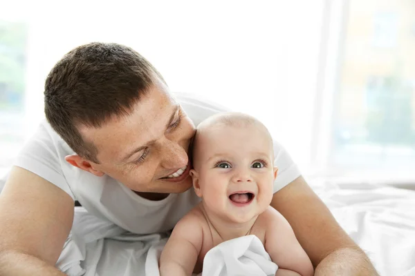 Feliz padre y lindo bebé Fotos De Stock