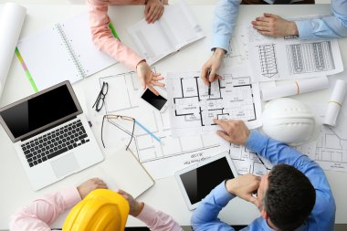 Genç mühendisler çalışma office, üstten görünüm