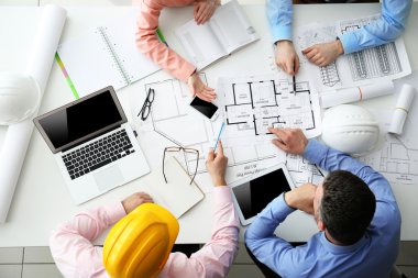 Genç mühendisler çalışma office, üstten görünüm