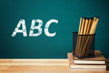 Metal tutucu birçok kalemler 