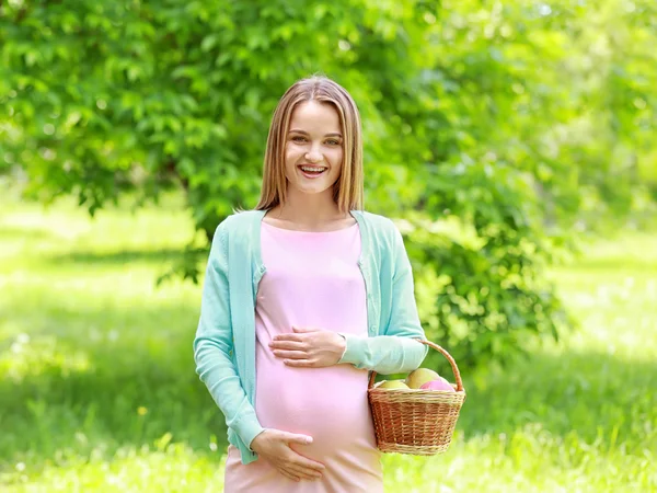 Gravid kvinna anläggning korg — Stockfoto