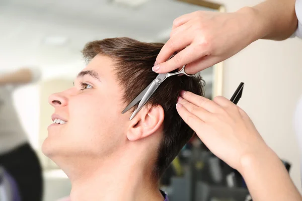 Professioneller Friseur Macht Stilvollen Haarschnitt — Stockfoto