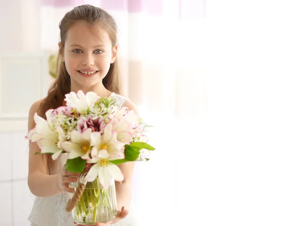 Schönes kleines Mädchen mit Blumenstrauß — Stockfoto