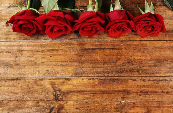 Červené růže na stole — Stock fotografie