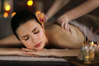 Kaplıca salonundaki kız.