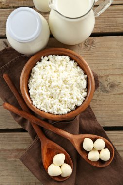 tablo üzerinde süt ürünleri