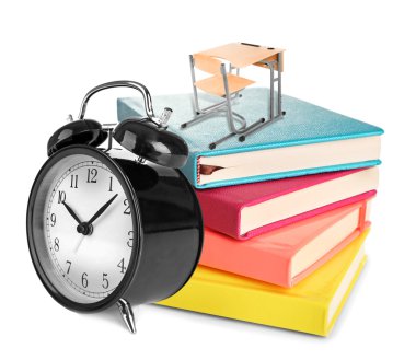 beyaz üzerine okul malzemeleri 