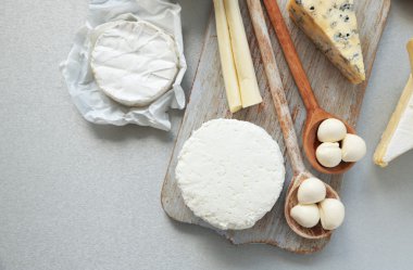 tablo üzerinde süt ürünleri