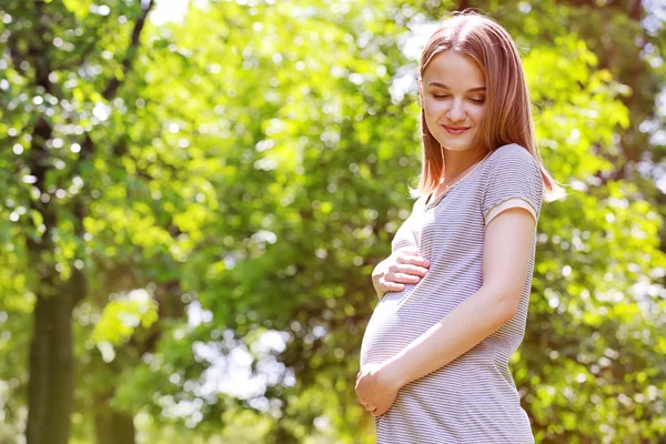 Beautiful pregnant woman in park — Stock Photo, Image