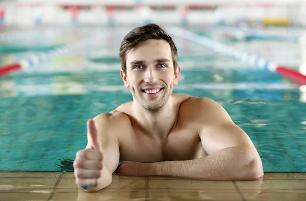 Sportieve man in het zwembad — Stockfoto