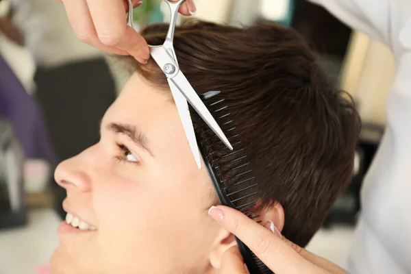 Professioneller Friseur Macht Stilvollen Haarschnitt — Stockfoto