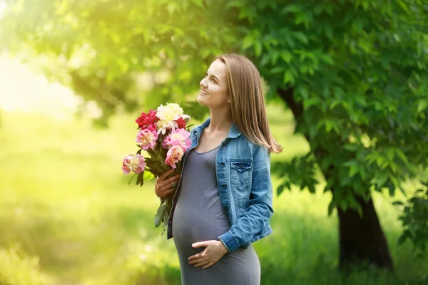 Gravid kvinna med pion bukett — Stockfoto