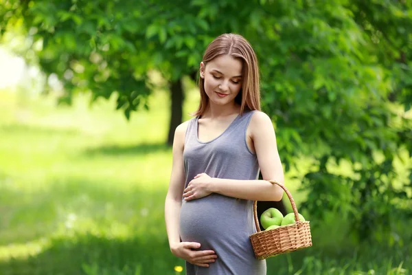 Gravid kvinna anläggning korg — Stockfoto