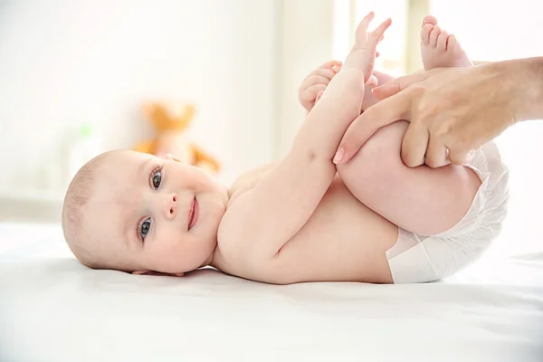 Arts doen oefeningen met baby — Stockfoto