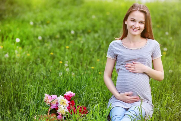Gravid kvinna med pion bukett — Stockfoto