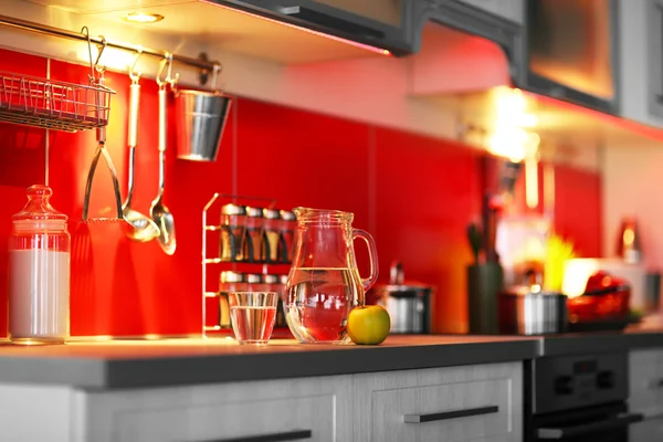 Interior de cozinha moderna com fogão — Fotografia de Stock