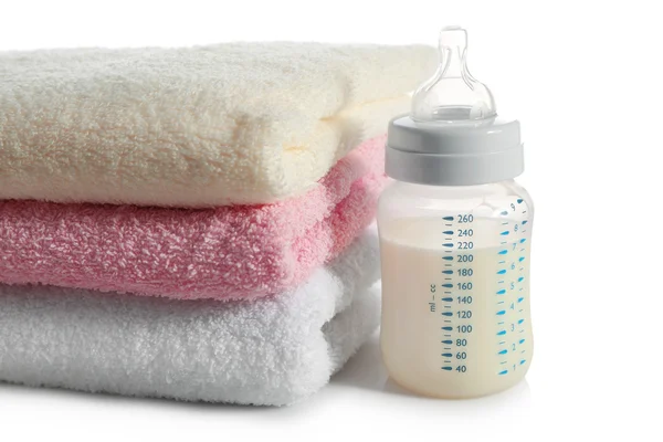 Baby bottle with milk and soft towels — Stock Photo, Image