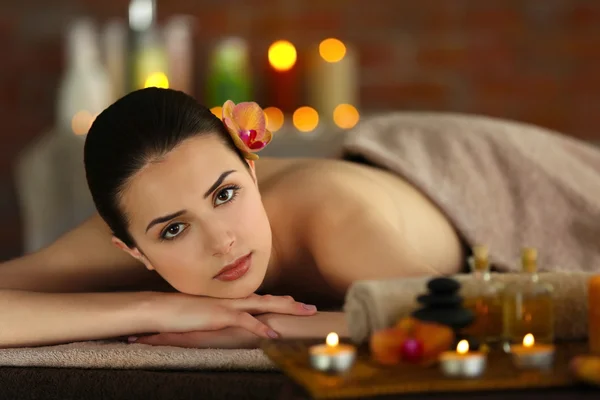 Meisje in spa salon — Stockfoto