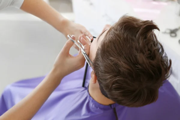 Professioneller Friseur Macht Stilvollen Haarschnitt — Stockfoto