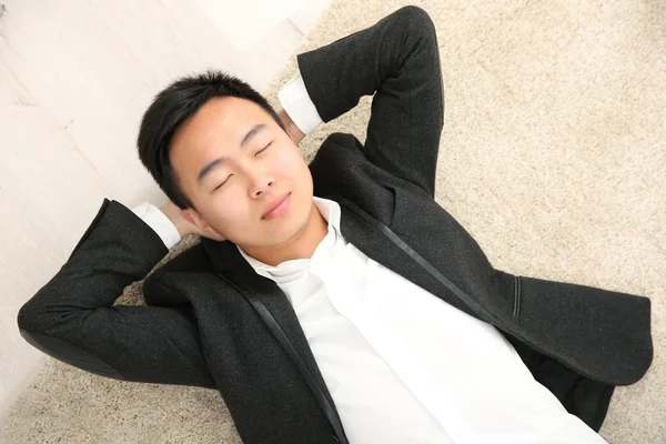 Podnikatel, ležící na podlaze — Stock fotografie