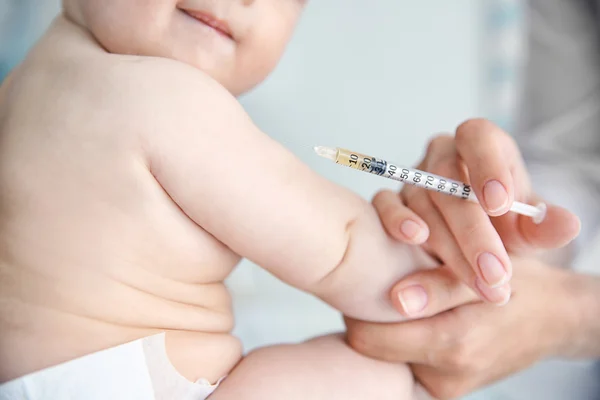 Professional pediatrician vaccinating baby — Stock Photo, Image