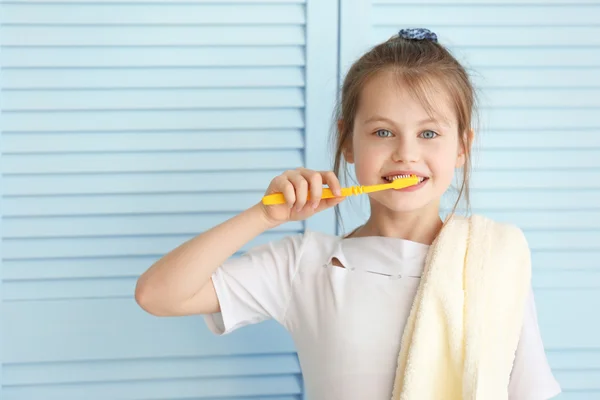 Menina bonito com escova de dentes — Fotografia de Stock