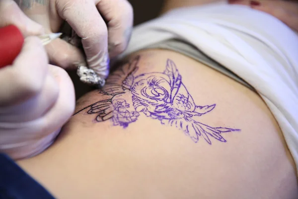 Master doing tattoo — Stock Photo, Image