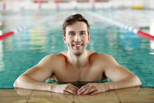 Sportovní muž v bazénu — Stock fotografie